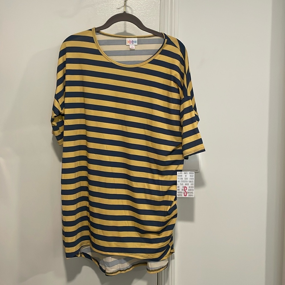 LuLaroe IRMA Shirt - medium